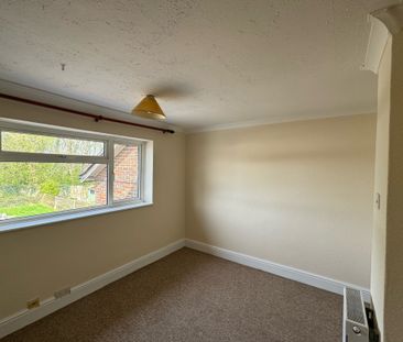 Loveletts, Crawley - Photo 1