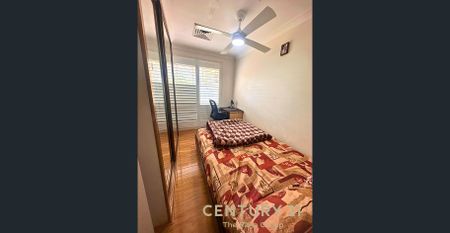 Spacious & Energy-Efficient 3-Bedroom Home Near Penrith CBD - Photo 2