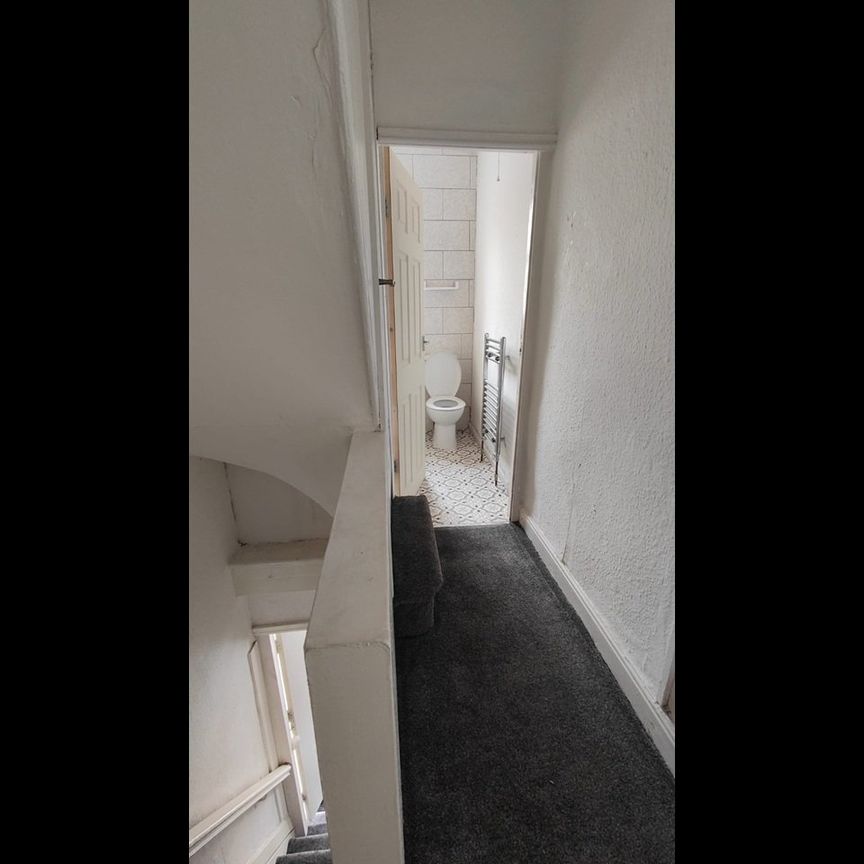 2 Bed End Terrace, Recreation Mount, LS11 - Photo 1