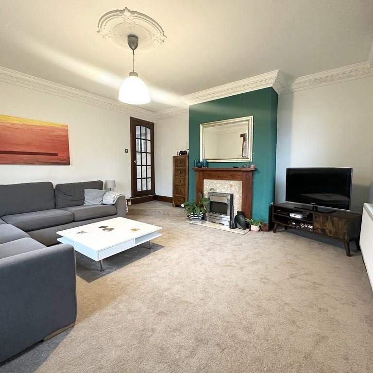 4 bedroom end of terrace house to rent - Photo 1