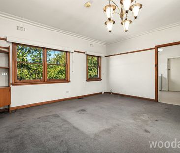 IDEAL HOME JUST MOMENTS FROM CHADSTONE SHOPPING - Photo 5