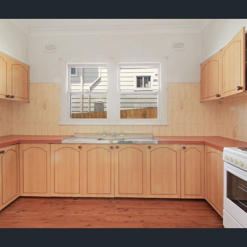 Spacious and Stylish Living in West Wollongong - Photo 1