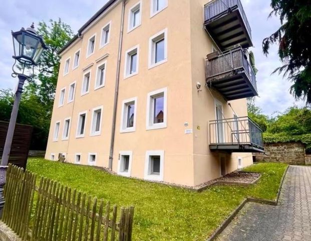 Hochwertig saniert! 2-Zimmerwohnung mit EBK, Balkon & eigenem Stellplatz - Photo 1