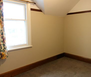 Upstairs apartment in the city with a carpark - Photo 3