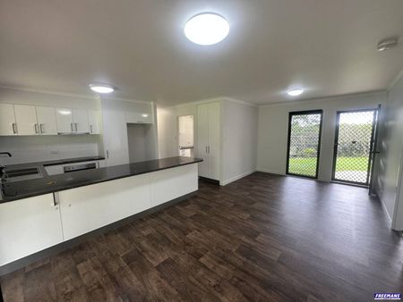 Fantastic Family Home on 1,769 m² Block! - Photo 2