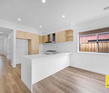 Stylish Family Living with Timeless Appeal! - Photo 4
