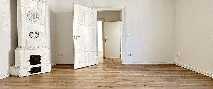 + + + Charmante & bezahlbare Wohnung in einer alten Stadtvilla mit EINBAUKÜCHE + + - Foto 1