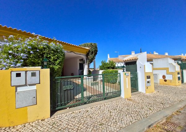 Moradia com piscina, jardim, totalmente equipada e mobilada