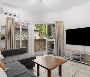 Spacious unfurnished two-bedroom apartment with private lock-up garage - Photo 2