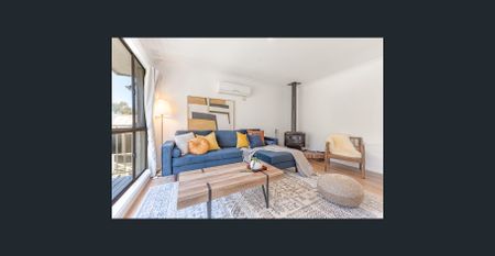 Lakeside 5Bed Oasis in Berkeley Vale - Photo 2