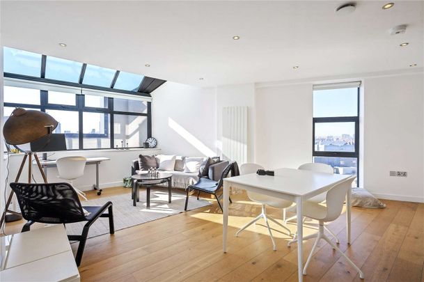 Exceptionally bright two bedroom sub-penthouse apartment. - Photo 1