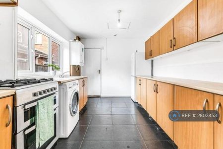 1 bedroom in a house share to rent - Photo 4