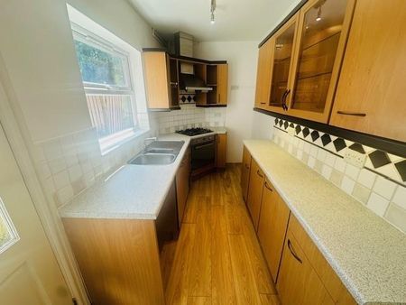 2 bedroom end of terrace house to rent - Photo 4