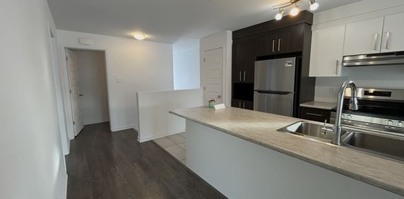 GRAND CONDO LUMINEUX À LOUER - Photo 2