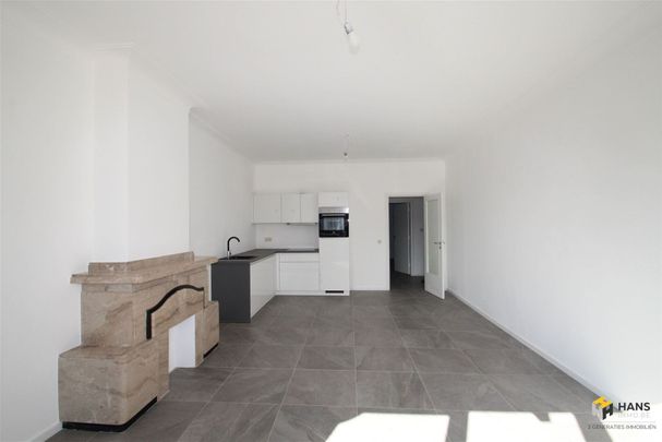 Tot in de puntjes gerenoveerd appartement (60m²) met 2 slaapkamers, overdekt terras en tuin op gunstige locatie in Merksem! - Foto 1