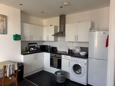 3 bedroom flat to rent - Photo 4