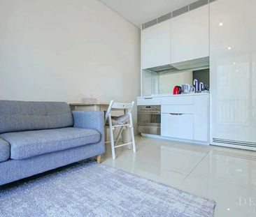 Fully Furnished One-Bedroom Apartment in Central Park – Move Straight In - Photo 2