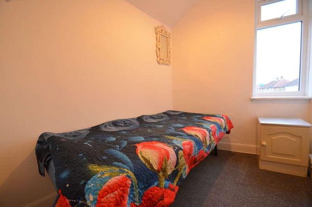 Vicarage Road, Sunbury-on-thames, TW16 - Photo 1