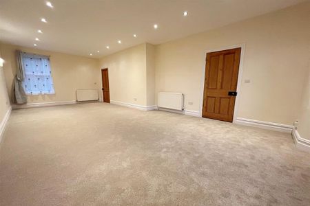 4 bedroom detached house to rent - Photo 2