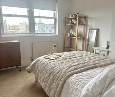 Light & airy Double room + private bathroom in Stoke Newington - Photo 1