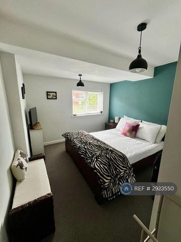 4 bedroom semi-detached house to rent - Photo 4