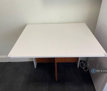 1 bedroom in a house share to rent - Photo 3