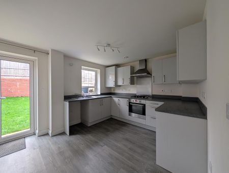 3 bedroom semi-detached house to rent - Photo 3