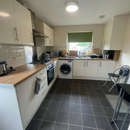 Spacious Double Room in Clean & Tidy Shared House Room 1 - Photo 3