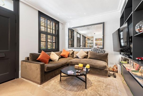 3 bedroom mews to rent - Photo 1