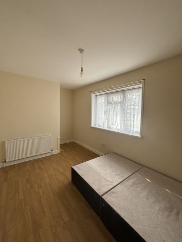 3 Bed Terraced House, Woodbank Road, BR1 - Photo 5