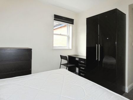 1 bedroom in a house share to rent - Photo 3