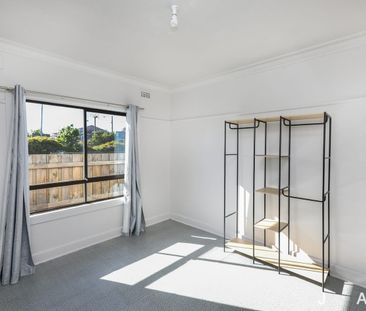 Charming two-bedroom home in prime location! - Photo 3