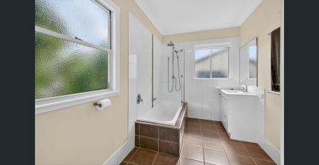 Freshly Painted Four Bedroom Home in Redcliffe! - Photo 2