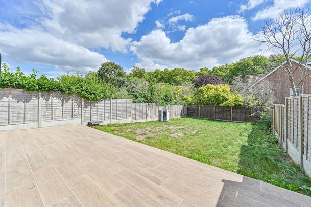 4 bedroom end of terrace house to rent - Photo 1