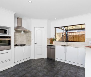 Spacious Scarborough Living - Photo 4