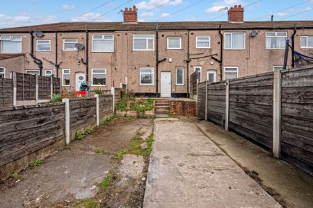 3 bed terraced house to rent in Third Avenue, Bury, BL9 - Photo 5