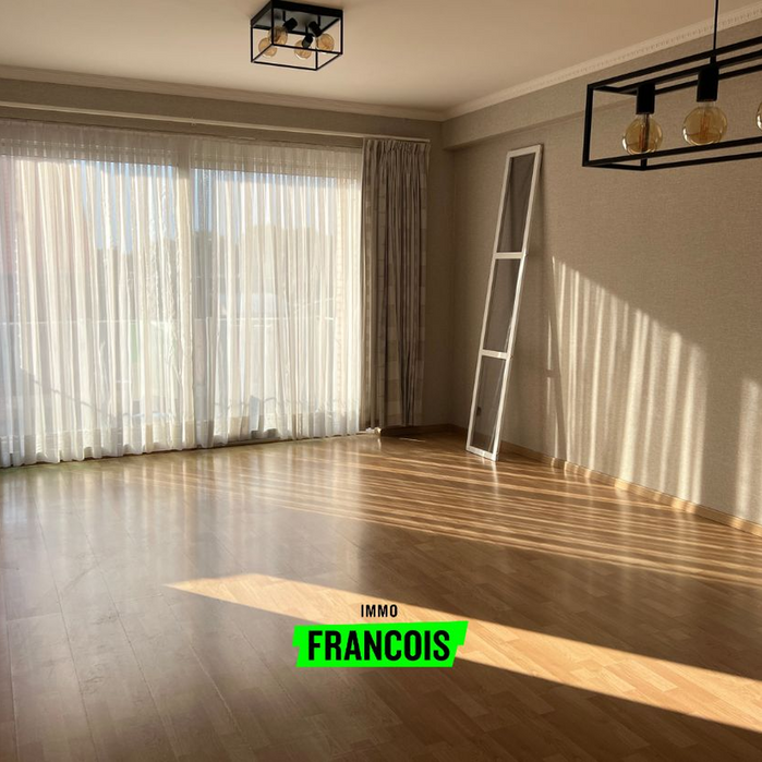 Ruim appartement met twee slaapkamers en garage in Ieper - Photo 1