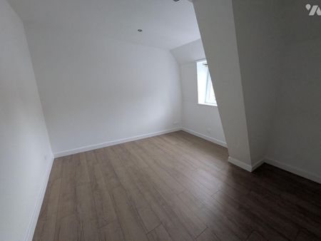 Sur la place, maison rénovée avec prestations de qualité et à haute performance énergétique. Ce... - Photo 2