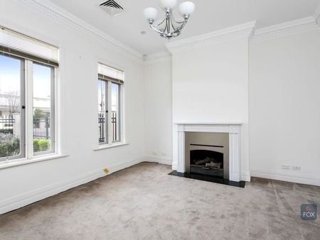 LARGE EXECUTIVE RESIDENCE WITH CLASSIC STYLE - Photo 4