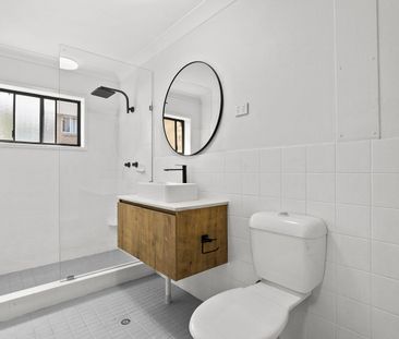 Freshly Renovated Townhouse - Photo 4