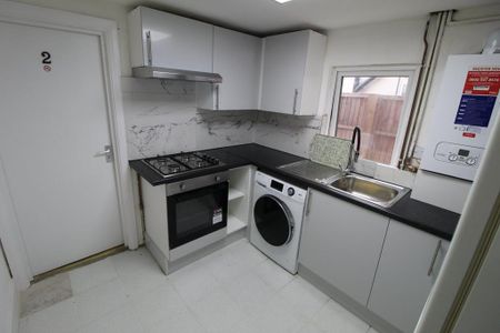 1 bedroom in a house share to rent - Photo 4