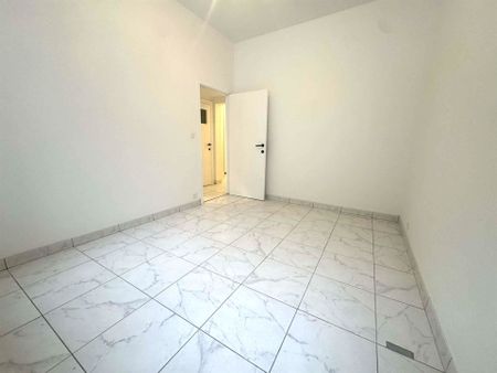 Volledig gerenoveerd appartement op gelijkvloers met aangenaam terras/koer. - Photo 3