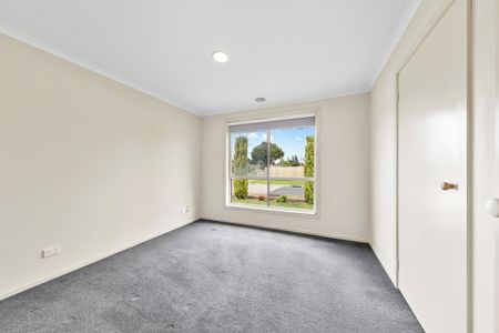 1/64 Songlark Crescent, Werribee VIC, Belconnen - Photo 2