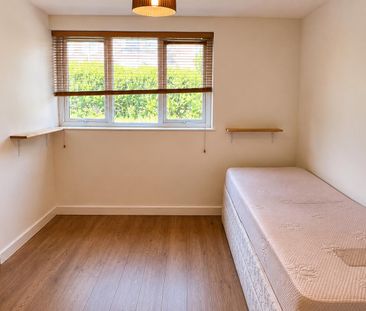 Redcar Road, Romford RM3, London - Photo 1