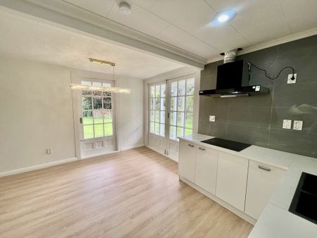 Newly Renovated 2-Bedroom House in Clevedon! - Photo 2