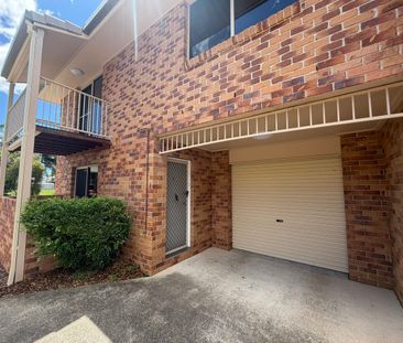 Spacious & Stylish Townhouse Living Close to Grafton CBD - Photo 3