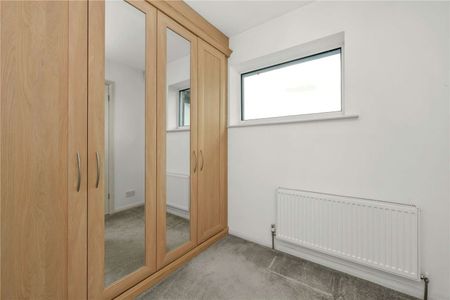 A spacious five bedroom detached family home in Virginia Water - Photo 4