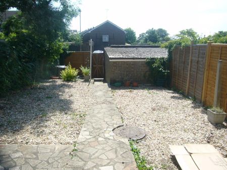 3 bedroom semi-detached house to rent - Photo 4