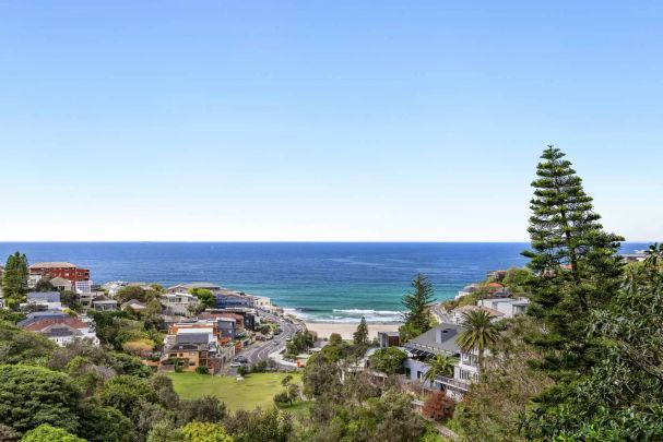 Stylish One-Bedroom Designer Beachside Apartment with Spectacular Views and Secure Parking - Photo 1