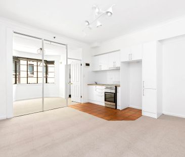 Light filled studio style apartment in the perfect location - Photo 3